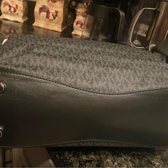 NWT BEAUTIFUL MICHAEL KORS SHOULDER BAG WITH THREE COMPARTMENTS. - Picture 2 of 11